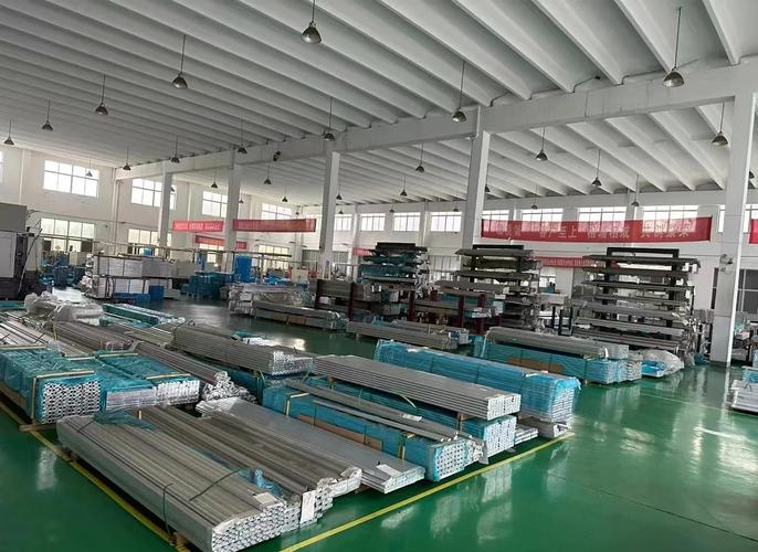 中小五金加工厂原料堆放现场
