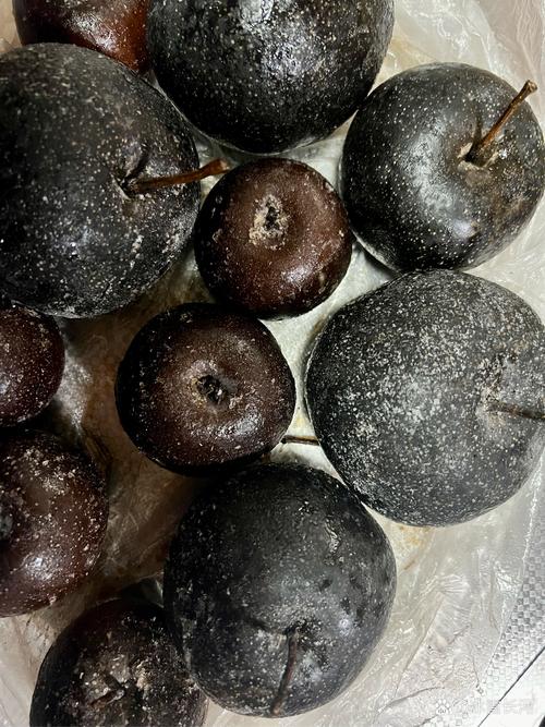 东北街边铁盆泡化的黑皮冻梨