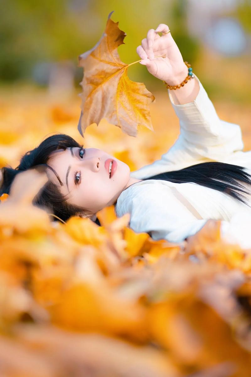 大光圈镜头拍摄人像背景虚化效果示例