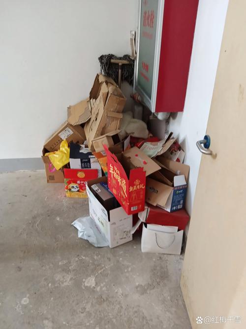 老旧小区楼道堆放旧家具纸壳实景照片