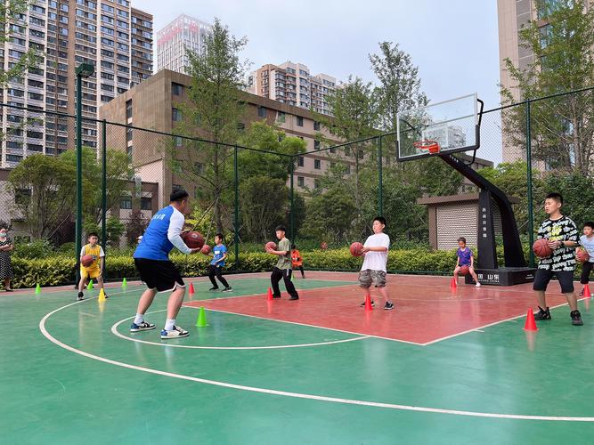 工业职工周末带孩子厂区运动场打球实拍