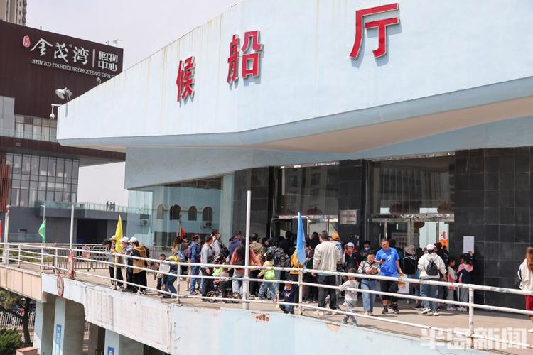 刘公岛码头下午空荡的候船厅