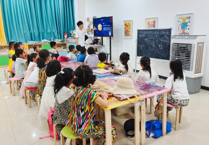 小学课后服务兴趣班场景