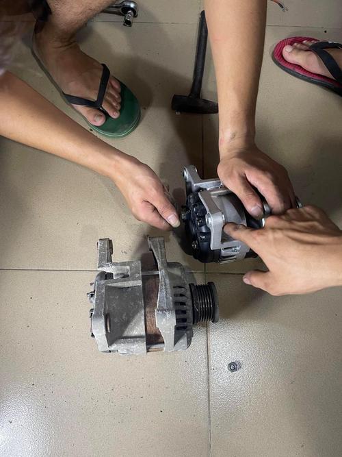 汽修店拆检故障汽车发电机作业实拍