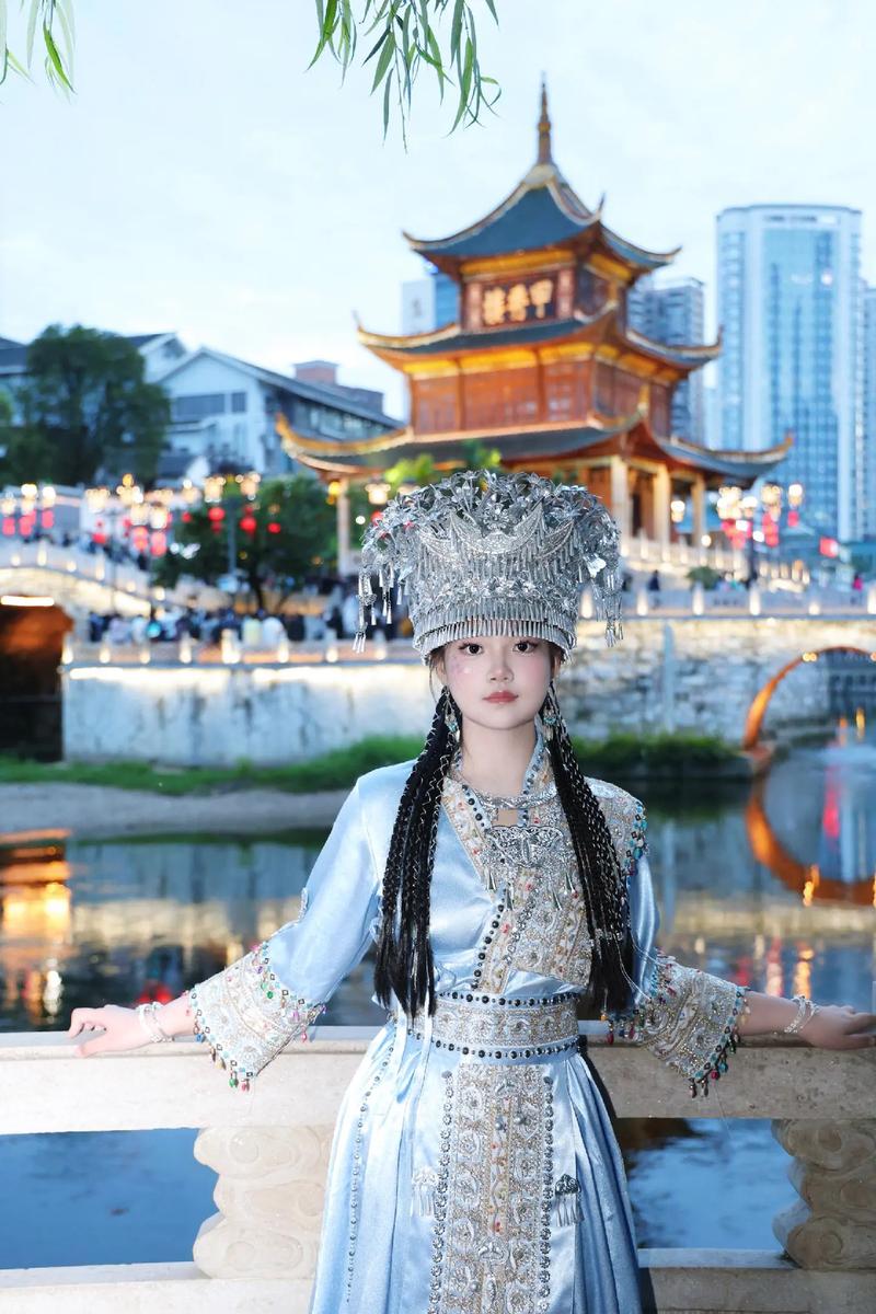 贵阳甲秀楼青灰色背景穿搭