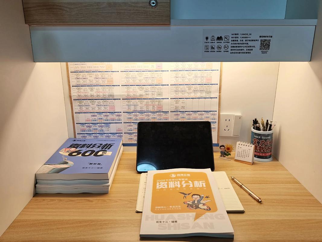 中学生把每日学习任务贴在书桌侧边墙
