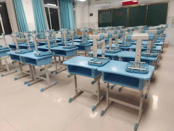 中小学学生整理干净的课堂桌面实拍