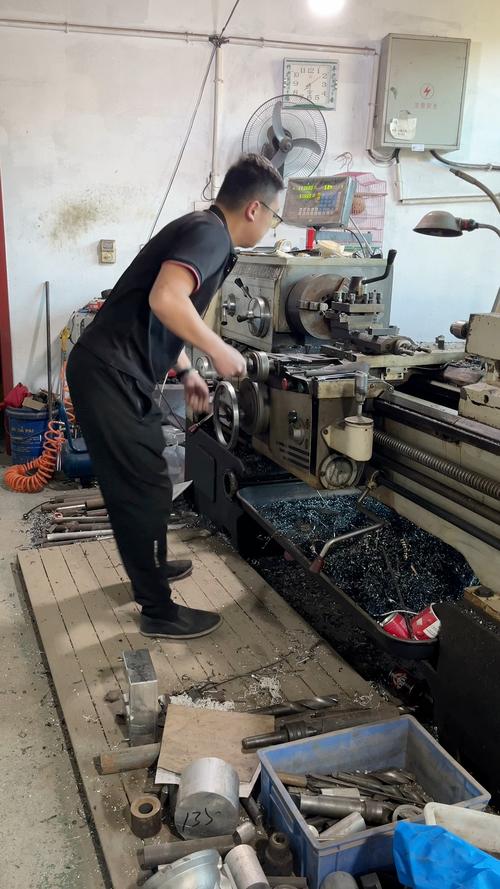 数控铣床加工汽车模具现场实拍