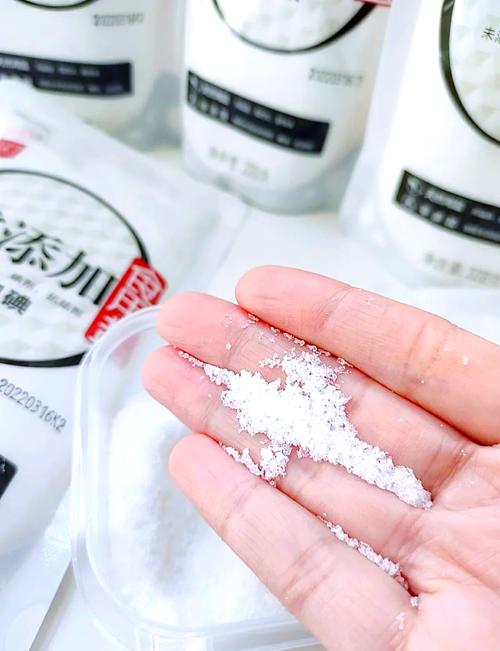不同种类食盐和海盐的微距特写对比图