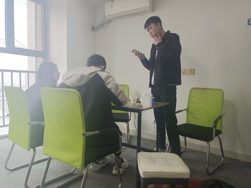 大学生利用课余时间进行副业实践场景照片