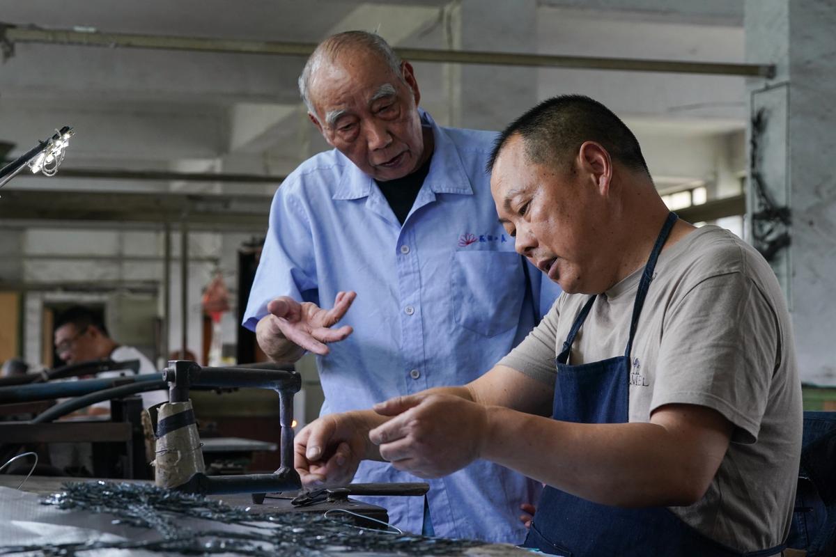 一线工艺师傅填写工艺经验的现场实拍图