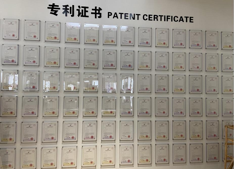 高校专利墙密密麻麻的专利证书照片