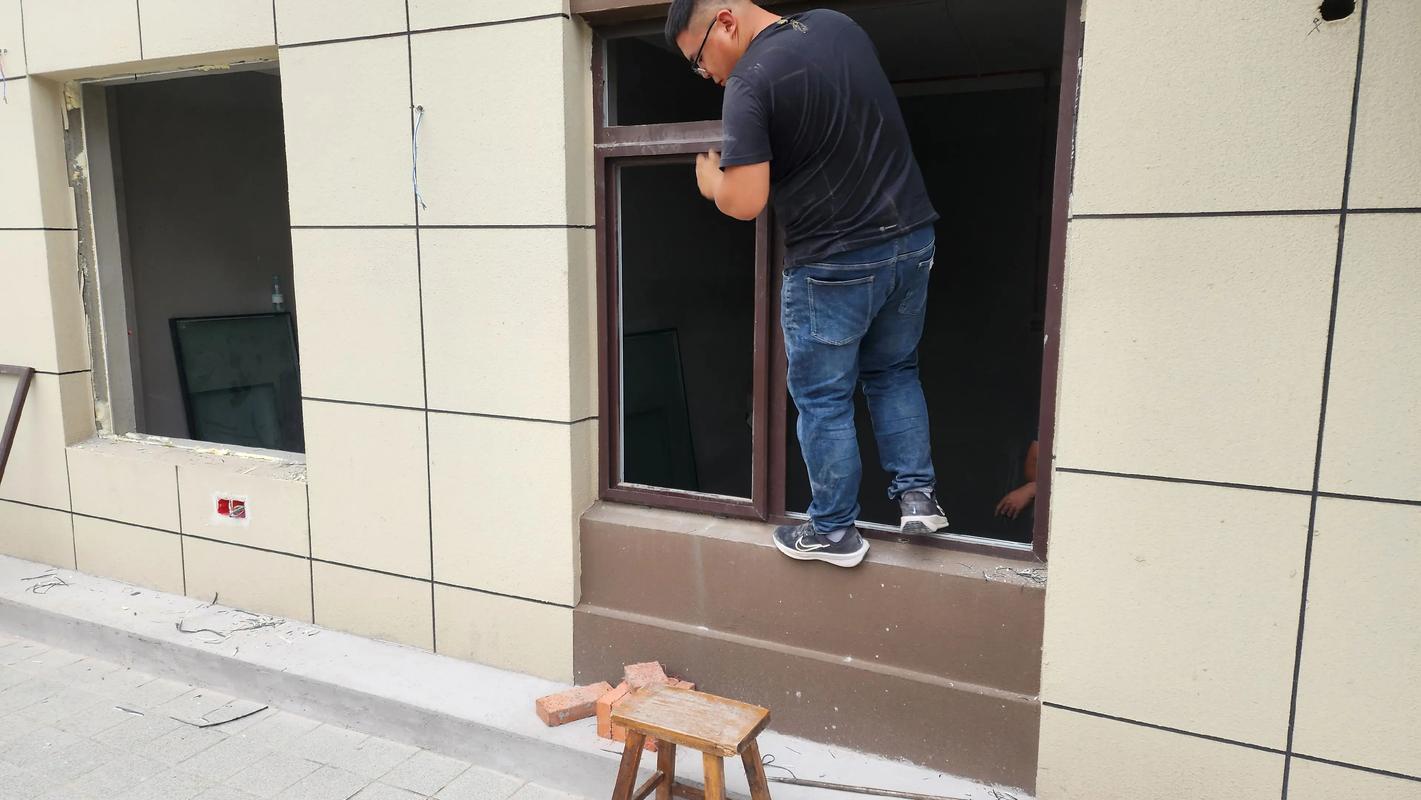 旧房门窗拆除施工现场图