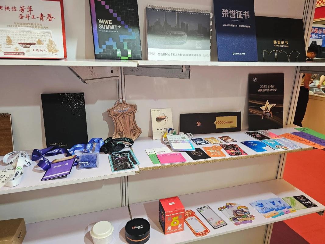 B2B展会展商前台堆叠的名片盒现场