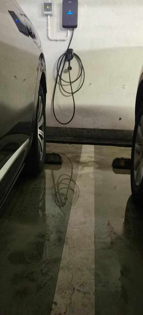 暴雨后地下车库积水浸泡充电桩场景