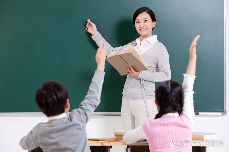 中小学课堂学生低头回避老师提问场景