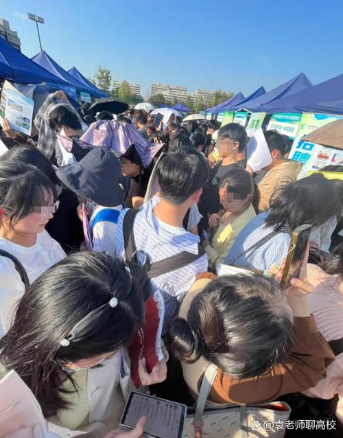 2025教师招聘考试现场人山人海
