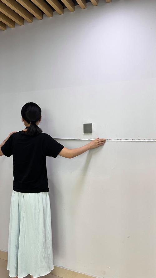 装修师傅使用测距仪测量墙角误差