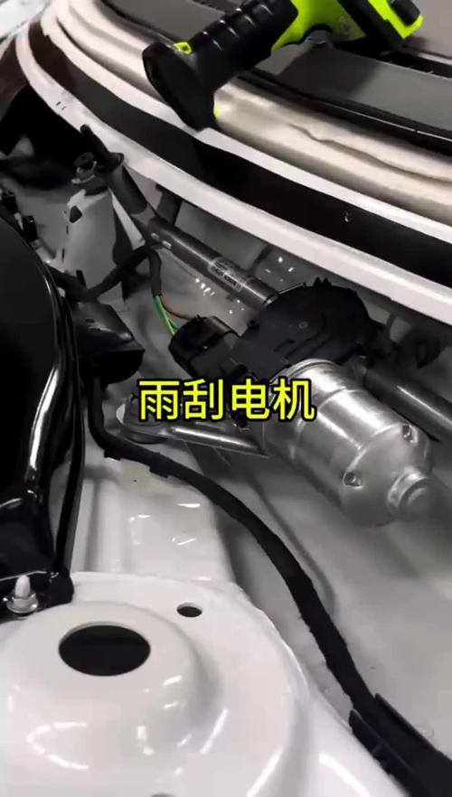 车主手动检查雨刮电机旷量实拍