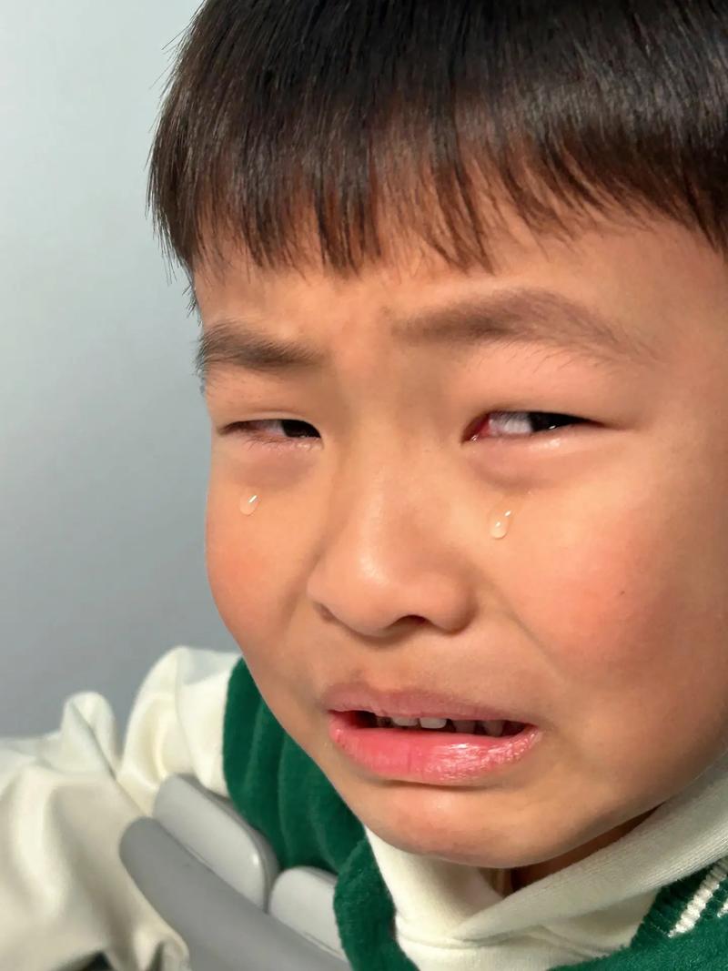 五岁男孩写作业流泪特写