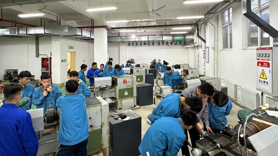 中职院校数控实训课学生实操场景