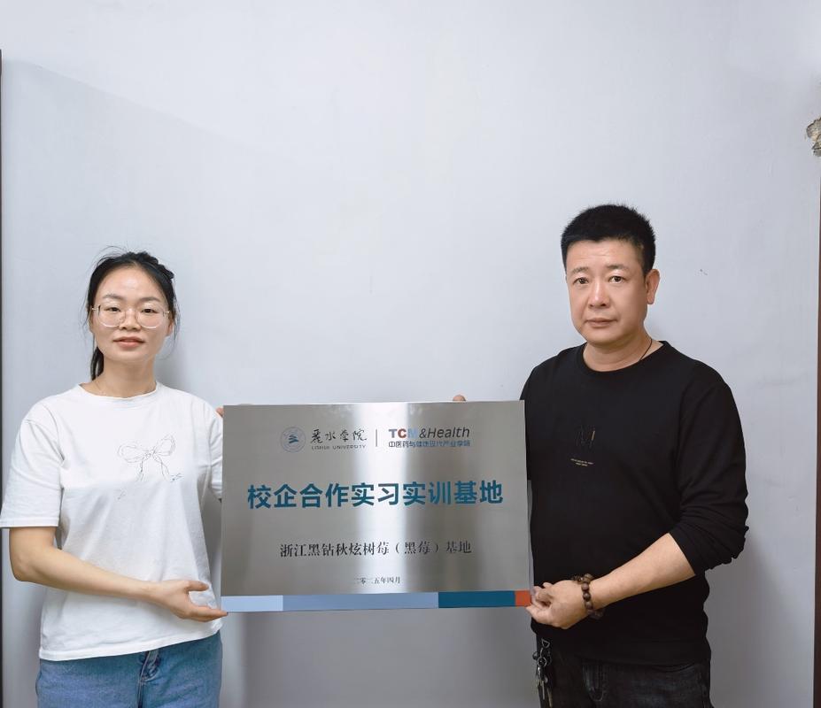 中专生在校企合作基地实习