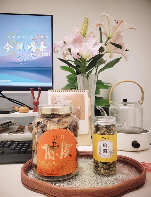 堆满作业本的教师办公桌旁放着半杯冷掉的菊花茶