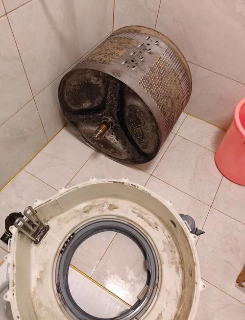 周末攒满脏衣服的滚筒洗衣机内壁