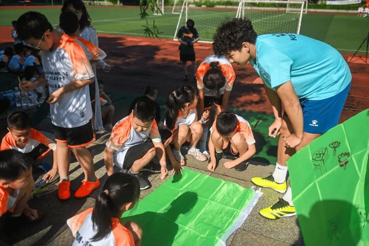社区少年宫随迁子女户外足球活动合影