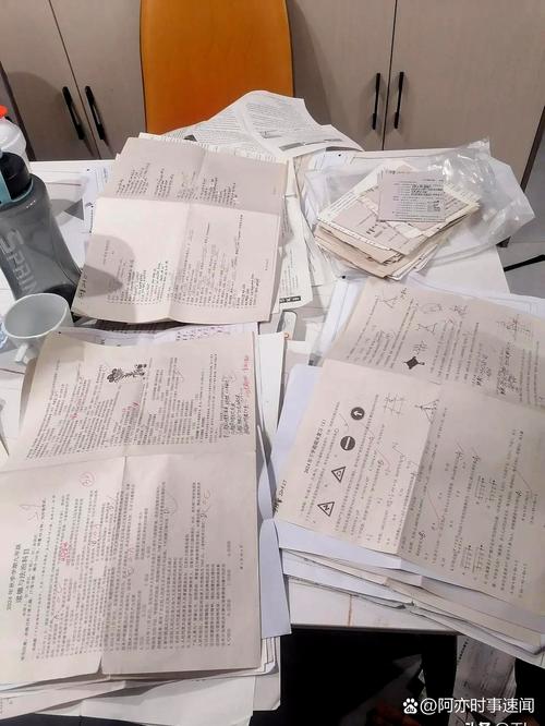 初中生书桌上摊开的皱巴巴中考语文试卷