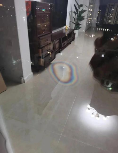 雨后阳台玻璃折射出的儿童地面彩虹