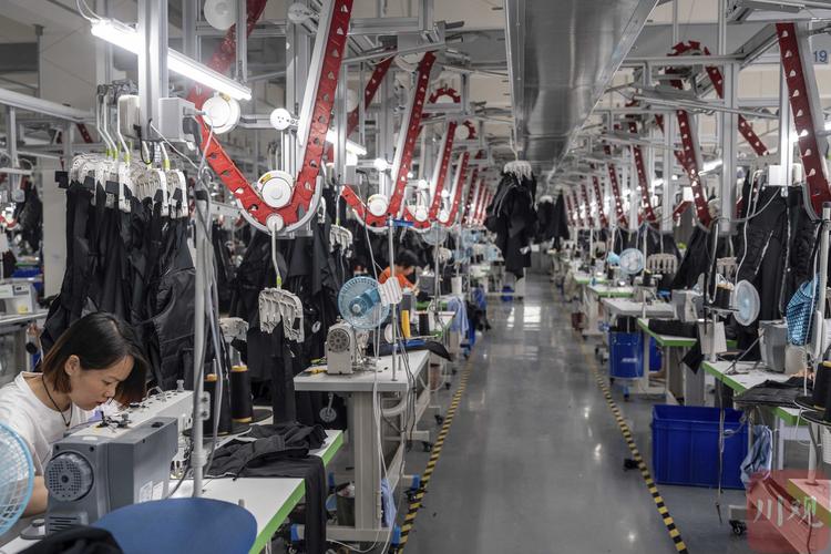 服装工厂C2M柔性改造自动化产线现场