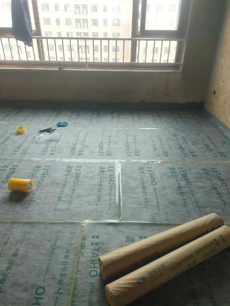 家装客厅地面隔音垫铺贴施工现场图