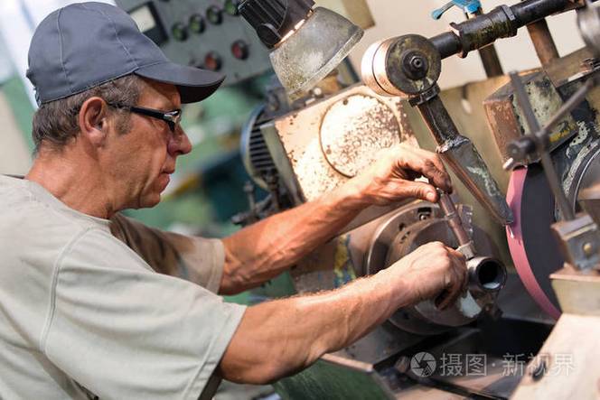 磨床加工工件千分尺测量现场