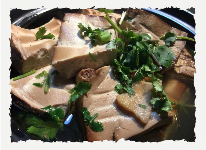 曲阜街头传统小吃红汤熏豆腐