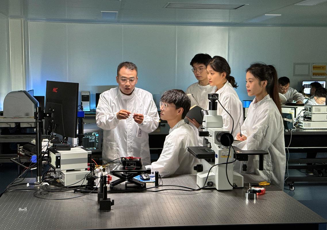高校实验室科研助理日常工作场景
