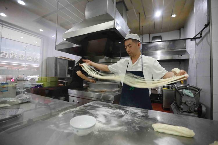 兰州牛肉面师傅手捞面现场