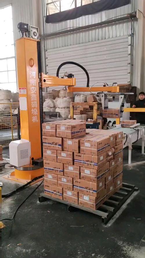 码垛机械手在工厂生产线搬运纸箱