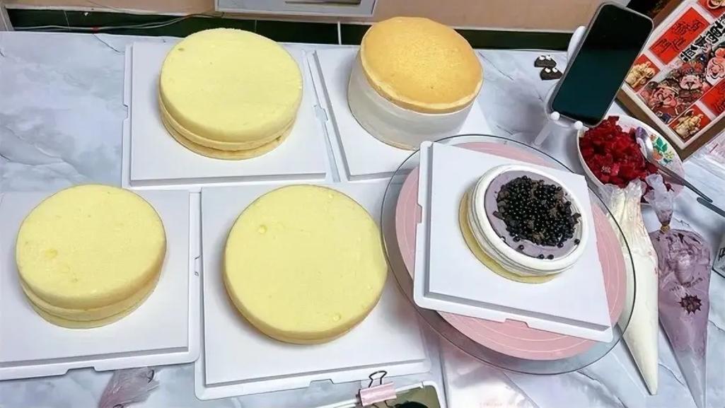 烘焙品牌直播间现场烤蛋糕实拍