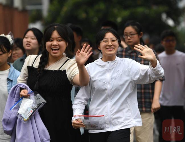 高考结束后学生在满天试卷中欢呼