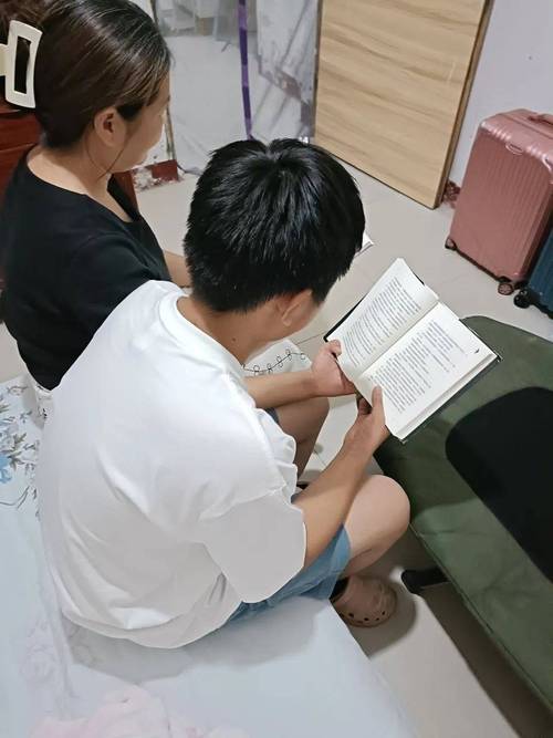 家长和孩子在书店挑选书籍的背影