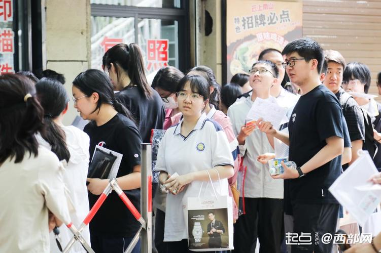教师资格证考试排队入场考生神情紧张