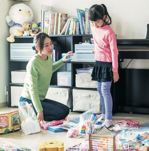 妈妈陪宝宝一起收拾弄坏的物品亲子互动图