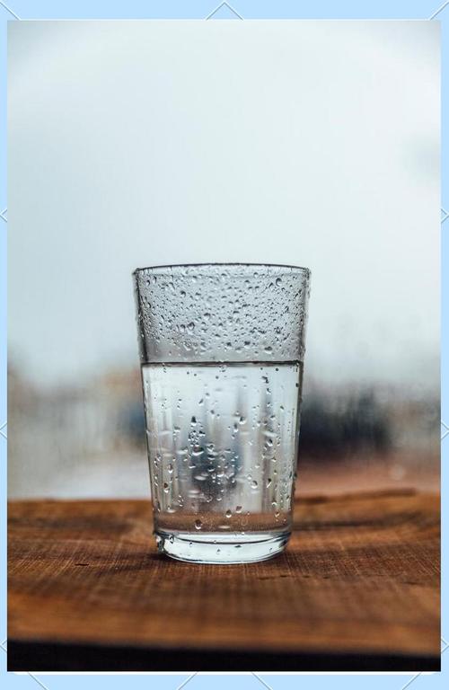 干净玻璃水杯装清晨温白开