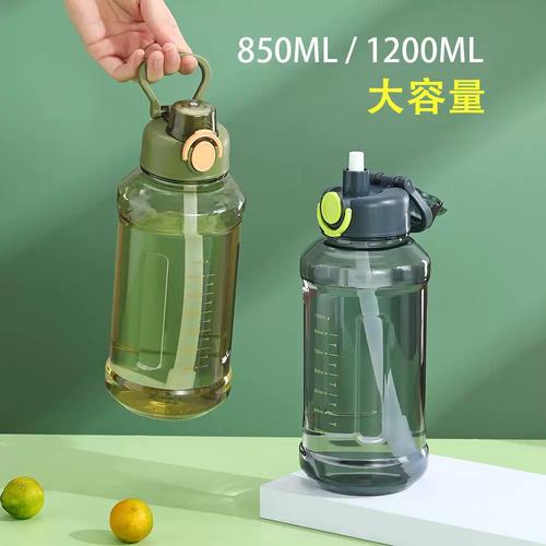 跑步者用带刻度的水壶补水