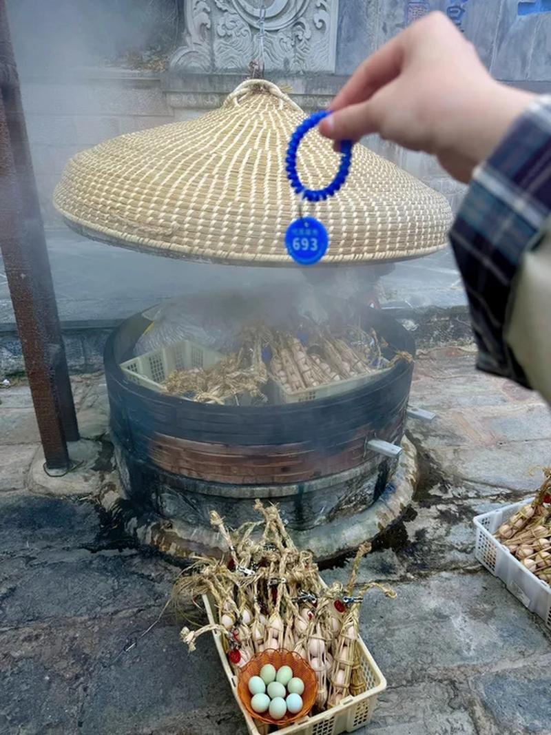腾冲热海草串鸡蛋放入大滚锅的场景