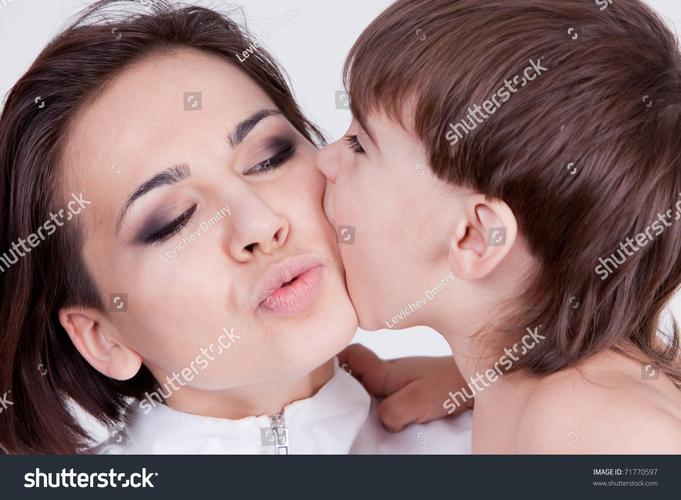 妈妈在孩子手心印吻的特写镜头