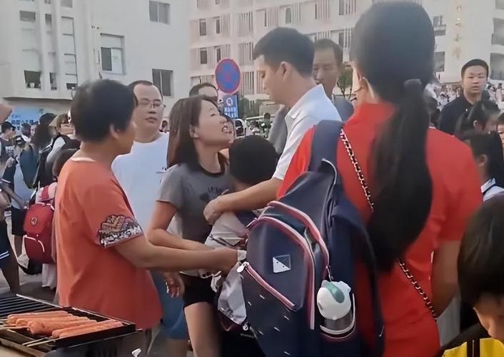 离婚夫妻在校门口争抢孩子的实拍