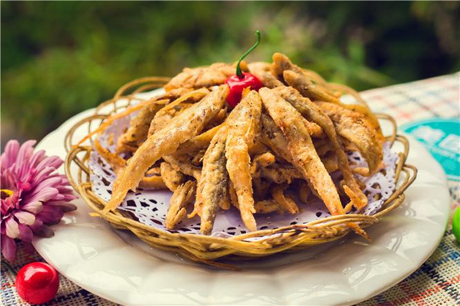 南漳鱼泉河大峡谷农家乐现炸的香酥小河鱼