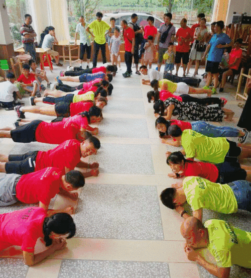 幼儿踮脚快乐奔跑的动态瞬间